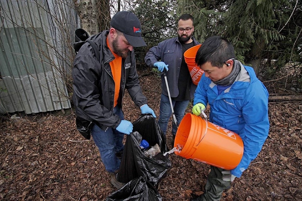 20844961_web1_200311-SUL-TrashTalk-CleanUp-volunteers_1