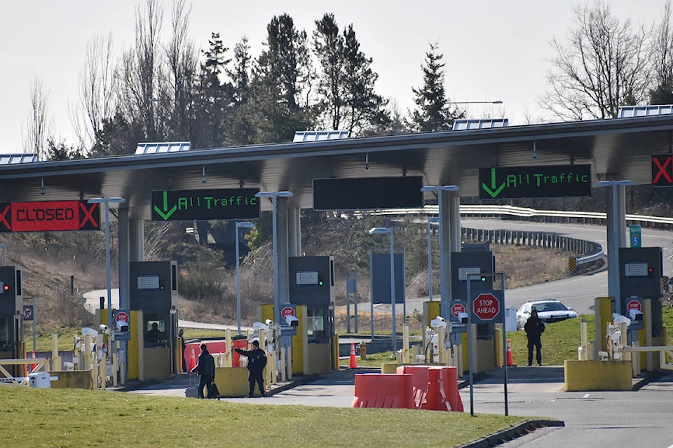 Very few cars passed through the U.S. border the Peace Arch port of entry, located in South Surrey, Sunday morning. (Aaron Hinks photo)