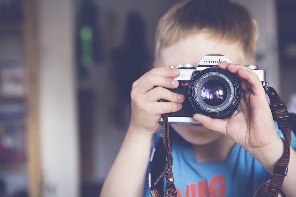 22347269_web1_200811-NDR-M-pixabay-photo-boy-with-camera