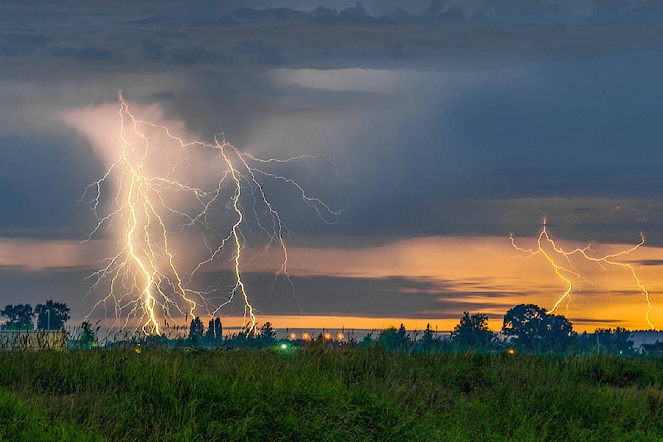 22441021_web1_200820-PAN-photo-lightning-KenCampbellPhoto_1