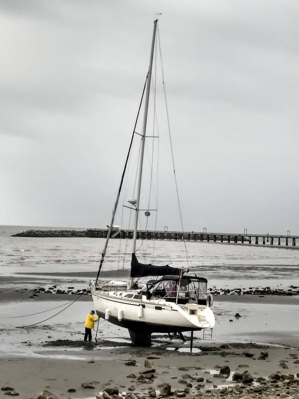22806913_web1_grounded-sailboat
