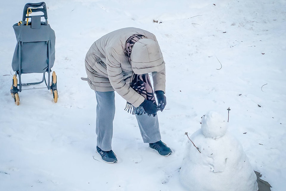 A kind passerby makes repairs to a lone snowman as temperatures plunged in recent days to -13C in White Rock, while other parts of Canada have gone as low as -51C. (AP Hovasse, Instagram: @aphovasse)