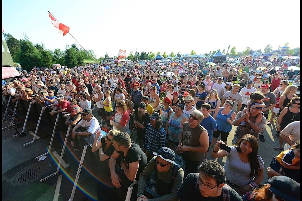 29598027_web1_170626-CLR-M-Canada-Day-Crowd-BJ-July1