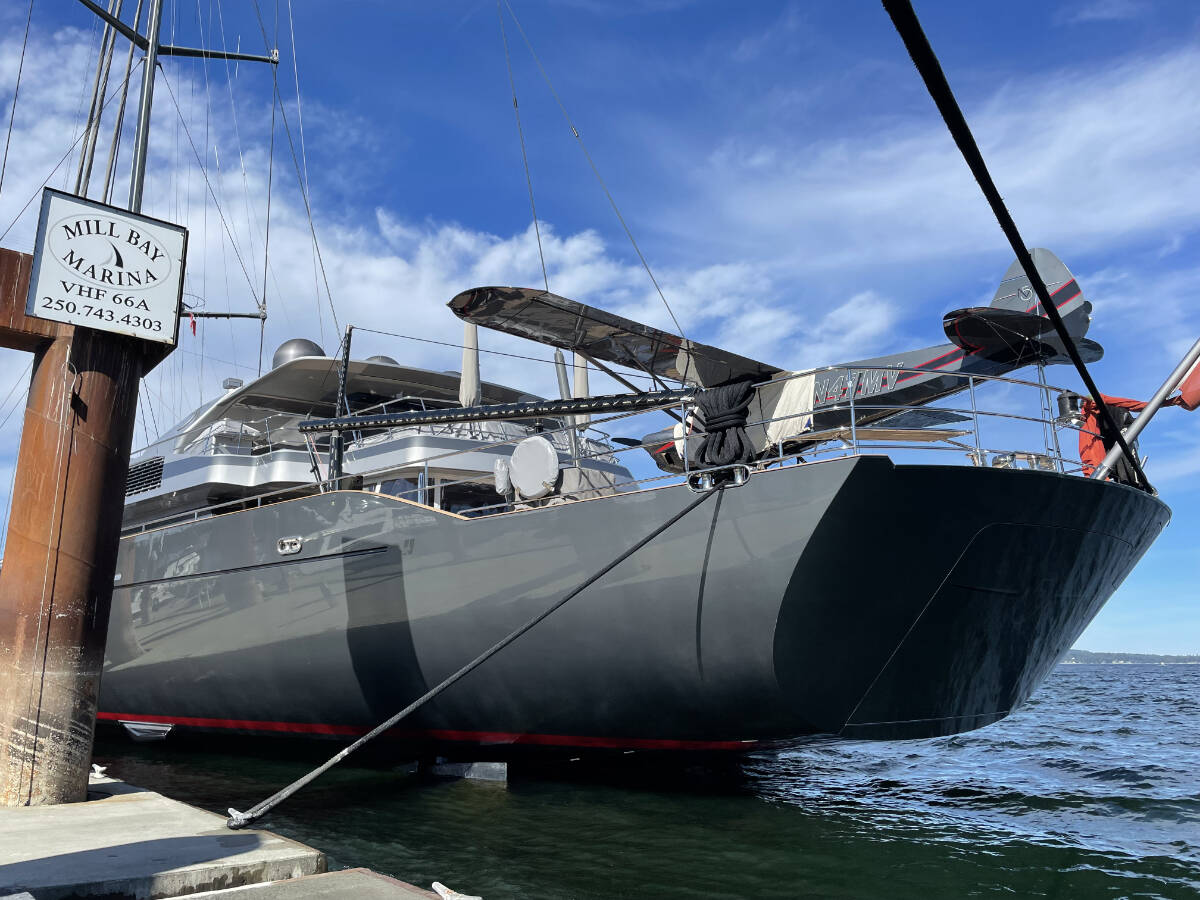 Standing tall: Largest single-masted boat ever built stops