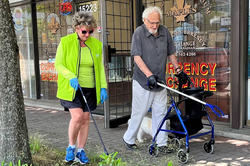 30401395_web1_220929-PAN-OceanaPARC-Seniors-LitterPickup_2