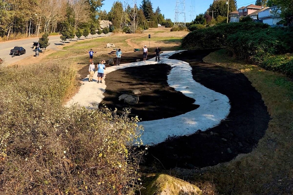 30937095_web1_221118-NDR-M-Rotary-Club-of-North-Delta-park-work-4-moving-soil