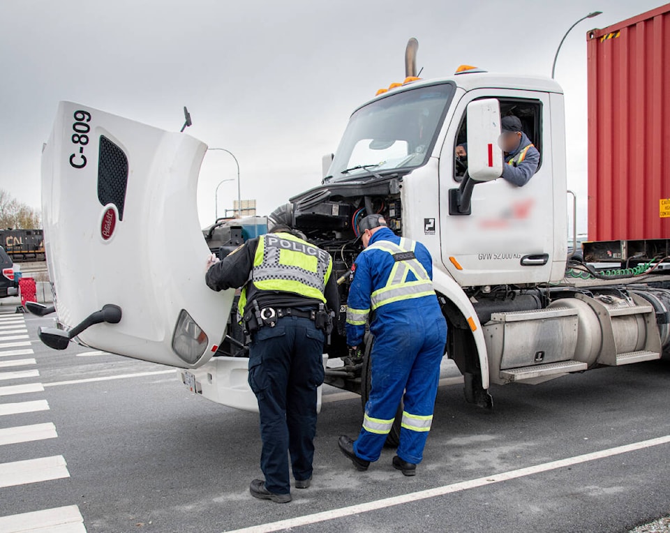 30983532_web1_221110-NDR-M-DPD-truck-inspection-1-LARGE