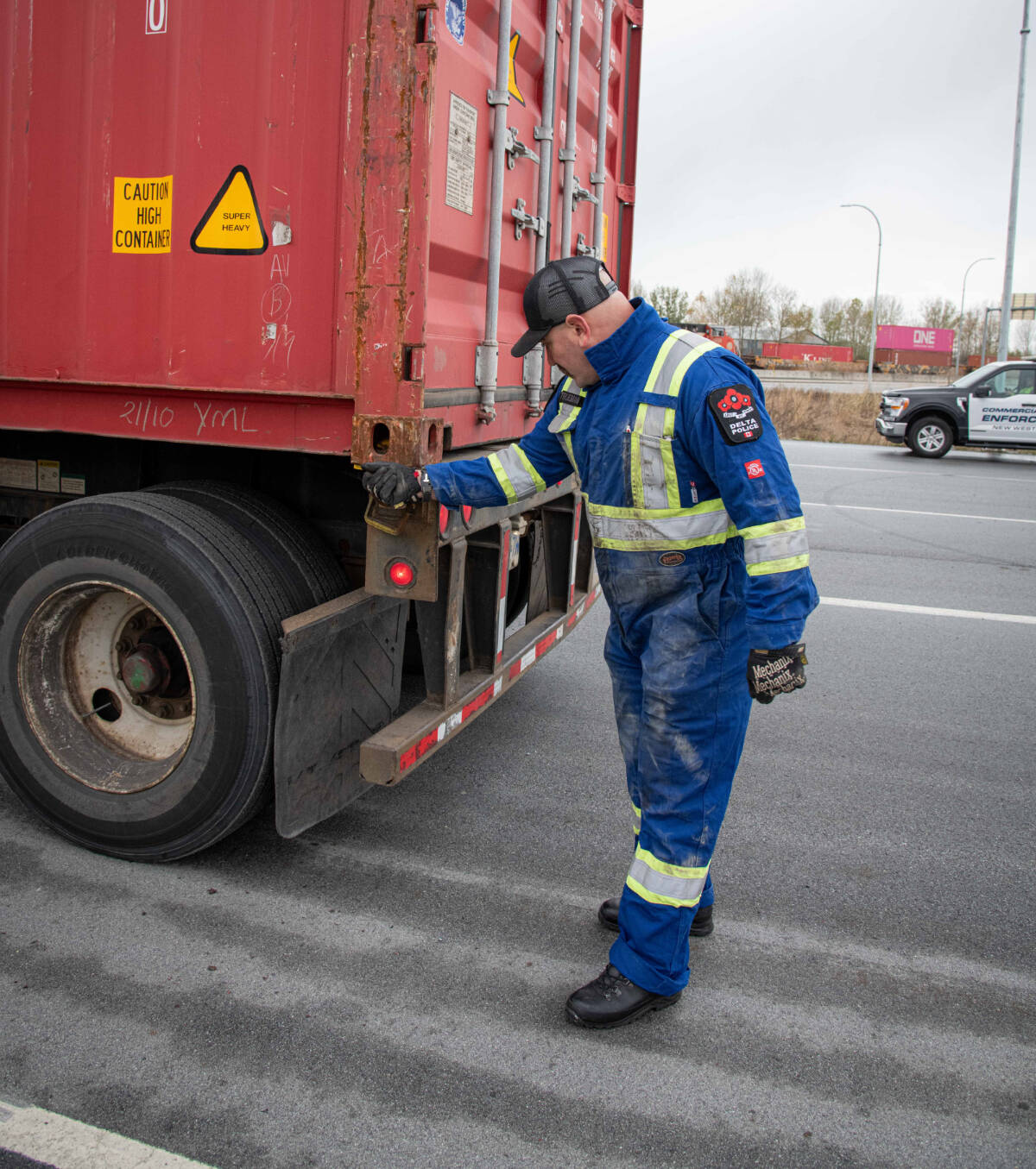 30983532_web1_221110-NDR-M-DPD-truck-inspection-2-LARGE