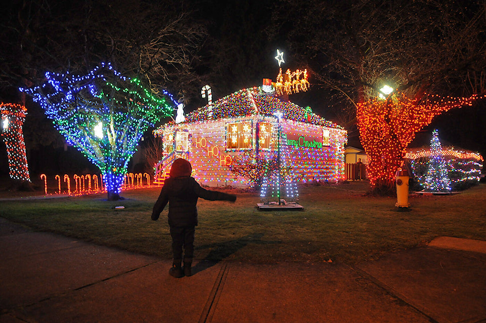 31202483_web1_211215-CPL-CADREB-Christmas-Lights-Houses_1