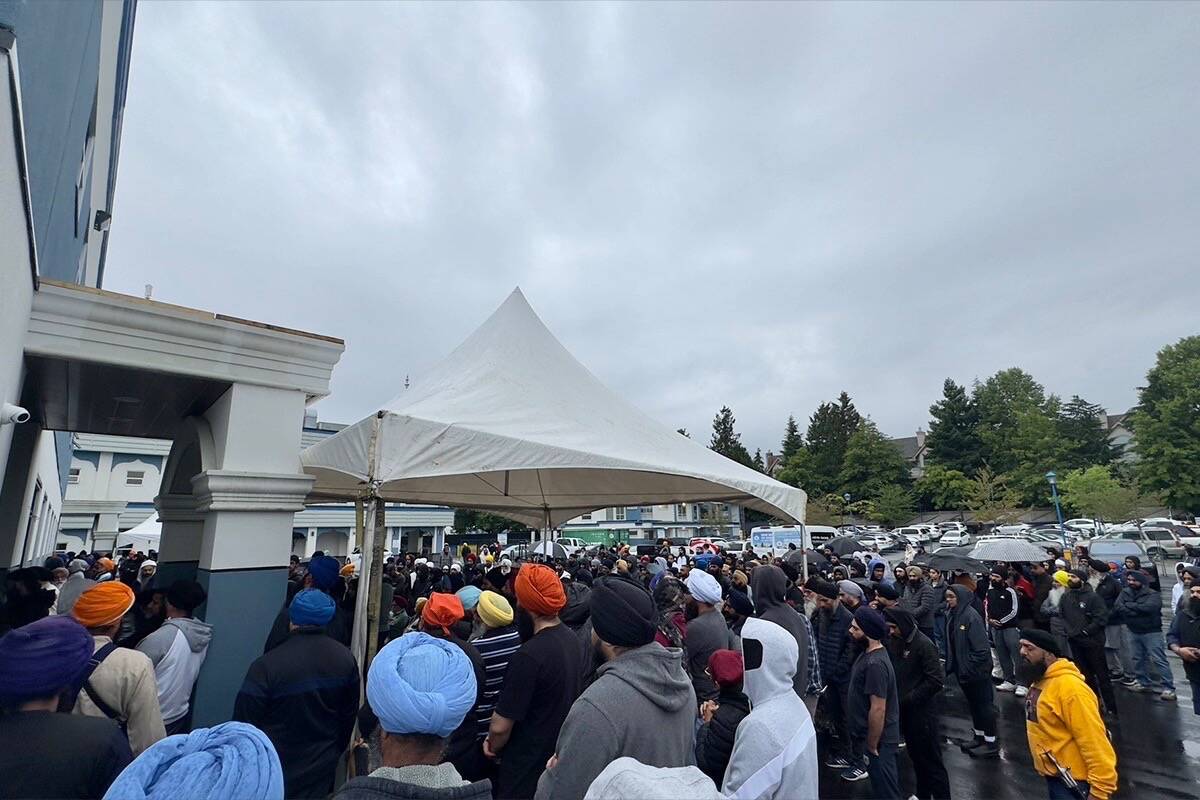 Mourners gather outside Gurdwara. (Submitted photo)