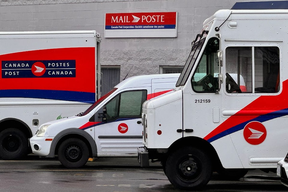 Some striking B.C. postal workers keep government cheques, Santa