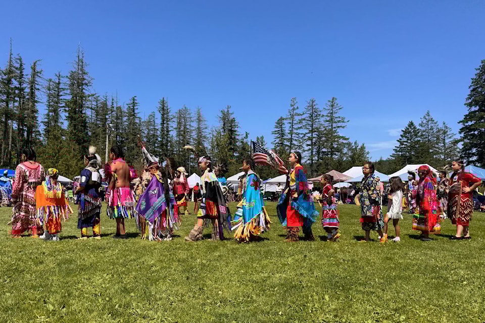 powwow-side-view-line-3