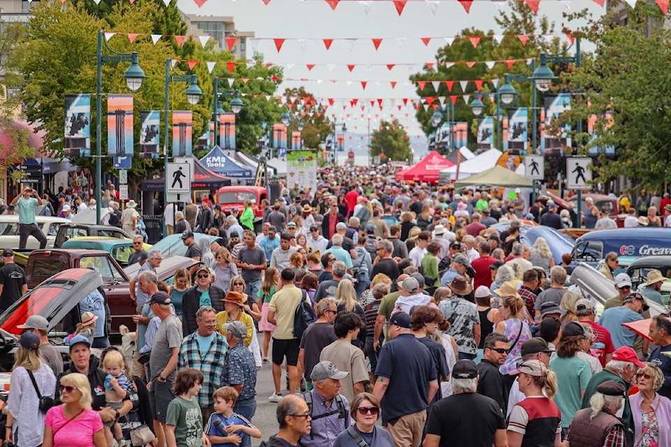 sidney-summer-car-show-2024-crowd