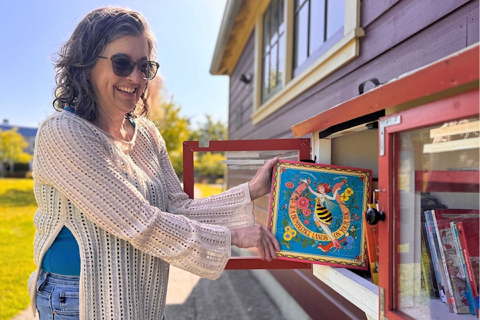 bumblebee-little-library