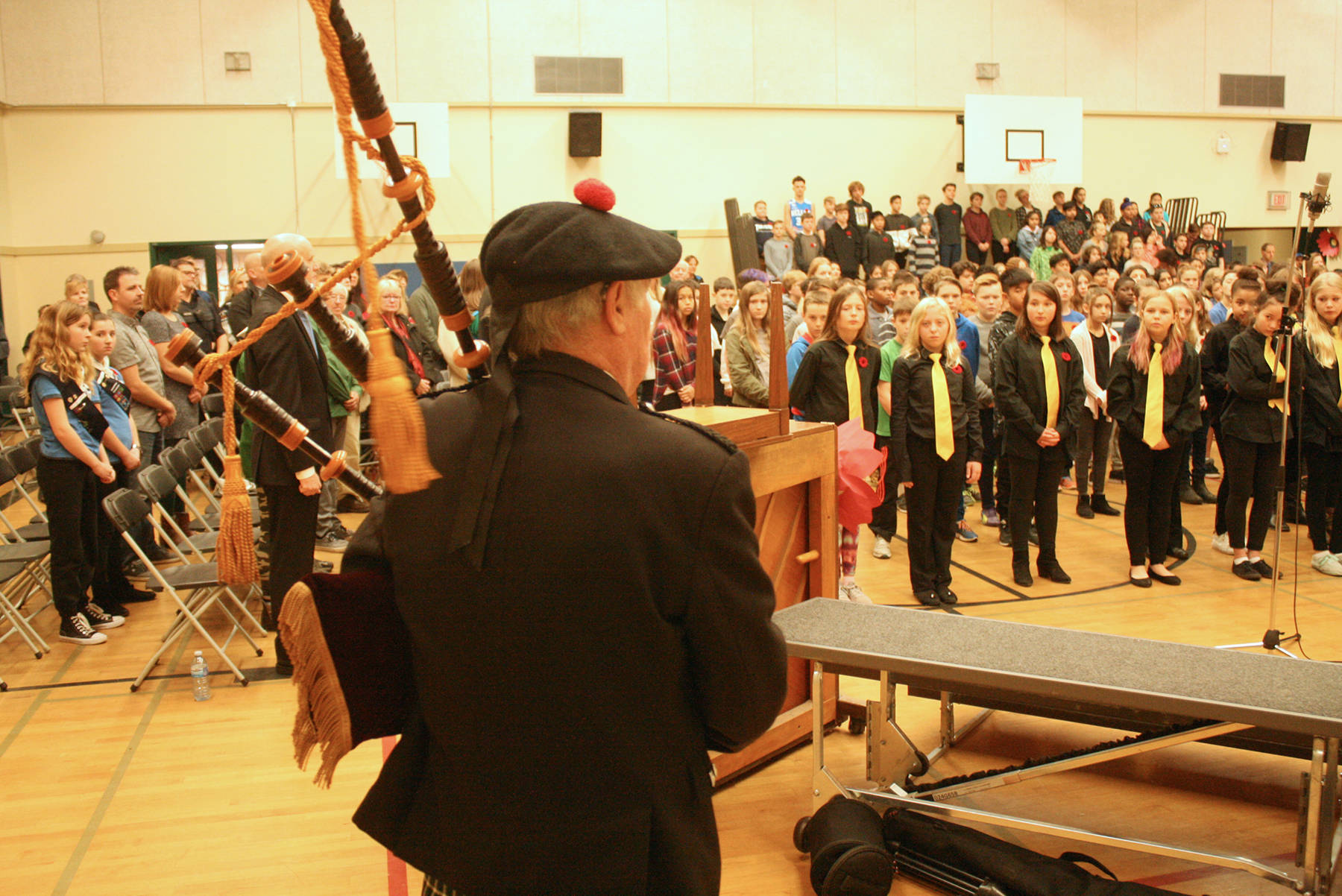9332771_web1_171117-sne-remembrance-day-glanford-middle-school_3