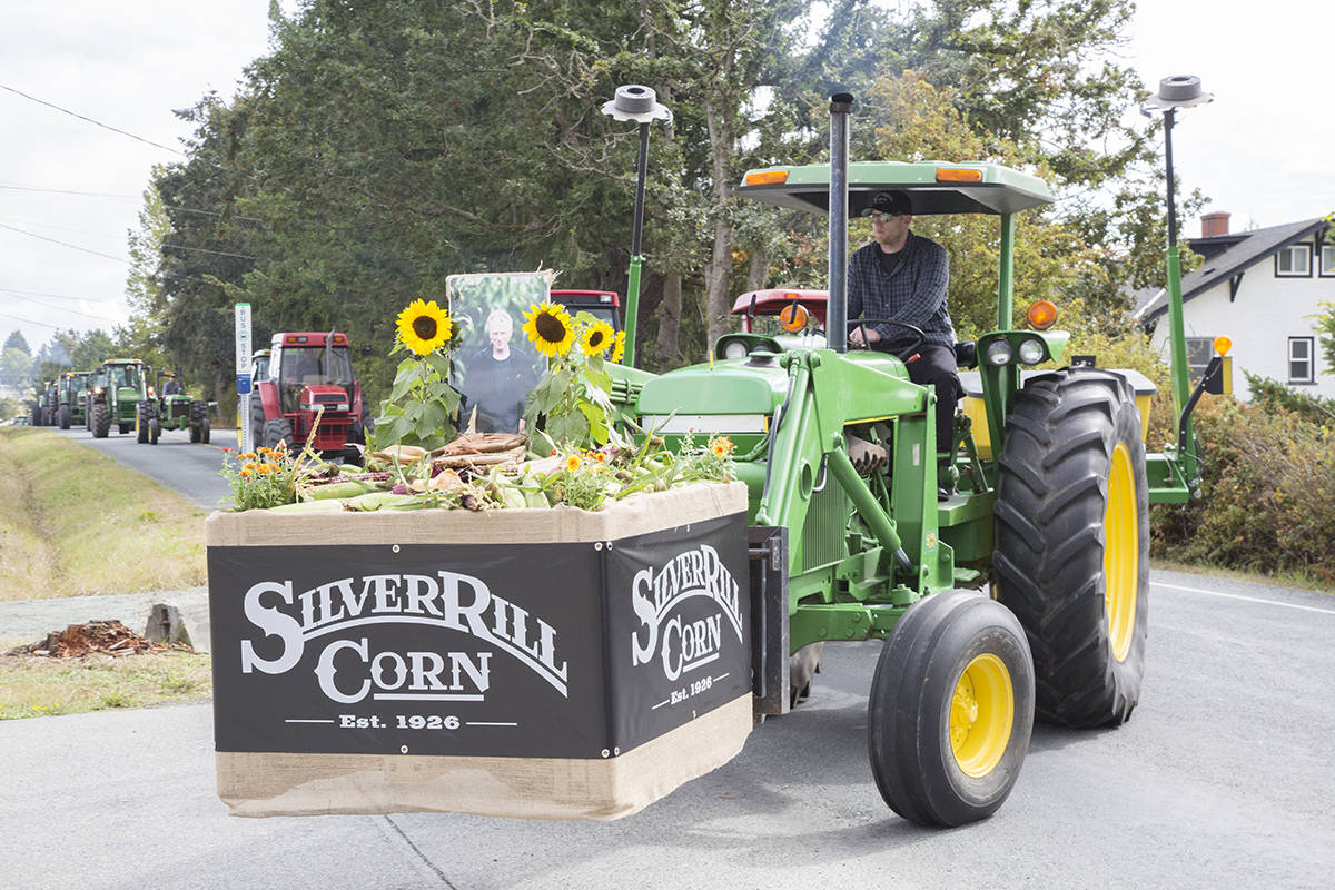 13575459_web1_180919-GNG-TractorProcession