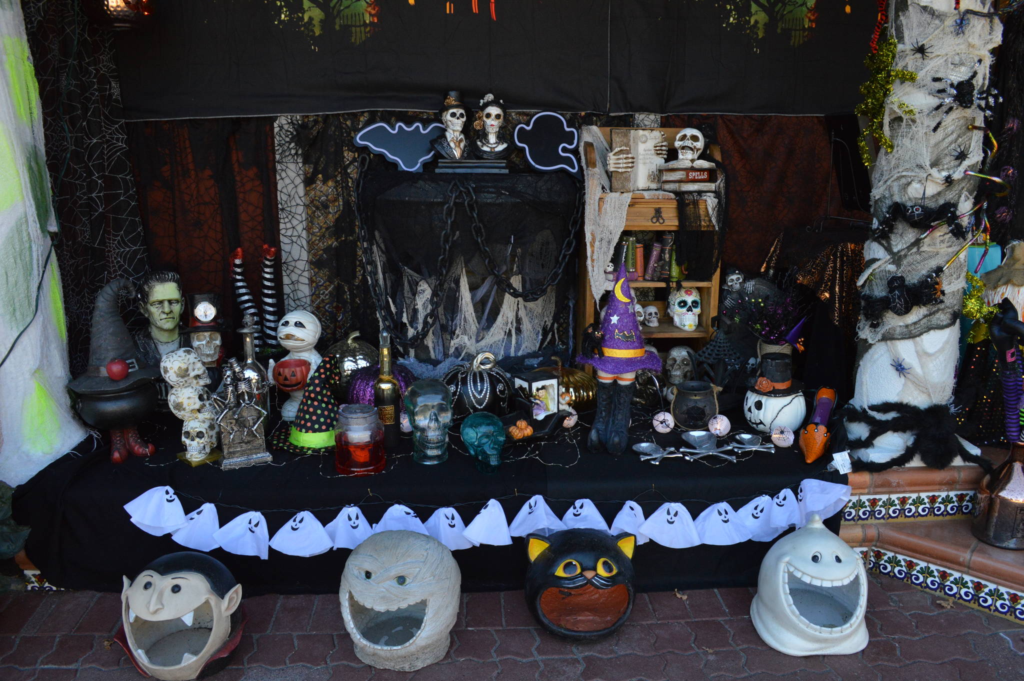 13996297_web1_181016-OBN-Halloween-decoration-6