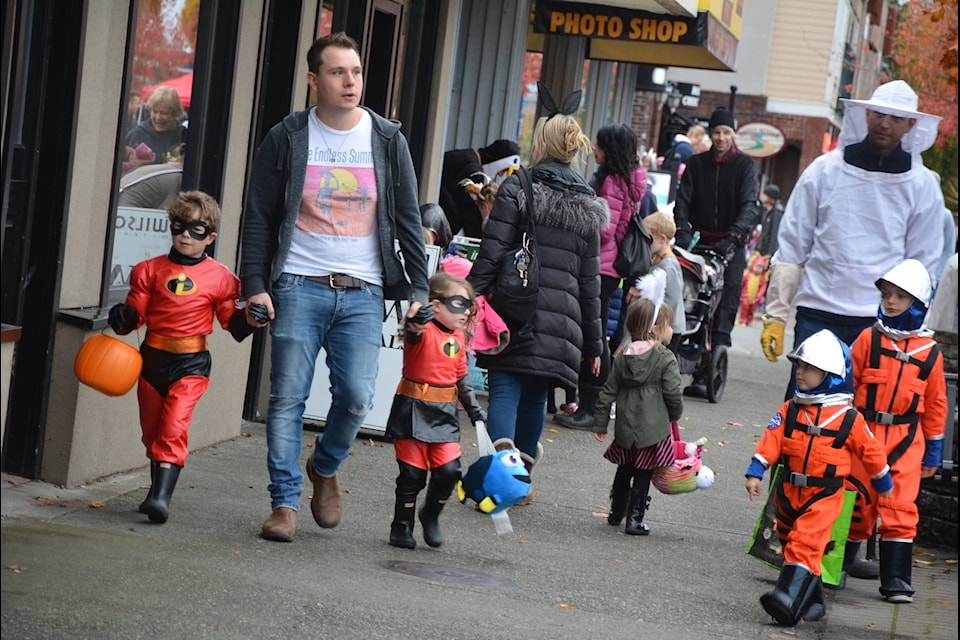 Bryn and Brea Hopewell look Incredible strolling down Treat Street on Beacon Avenue in 2018. (Peninsula News Review file photo)