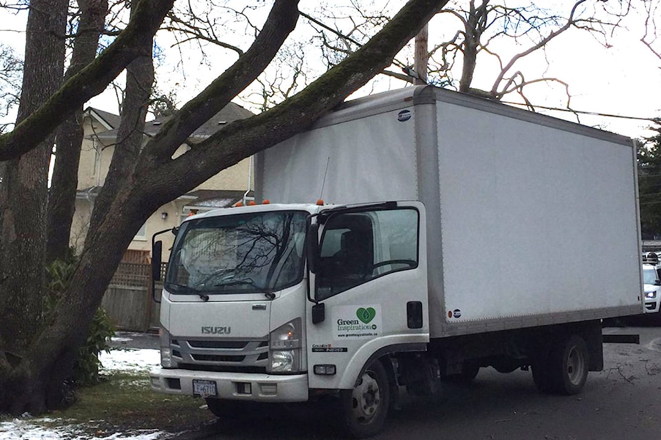 15492289_web1_truck_hit_tree