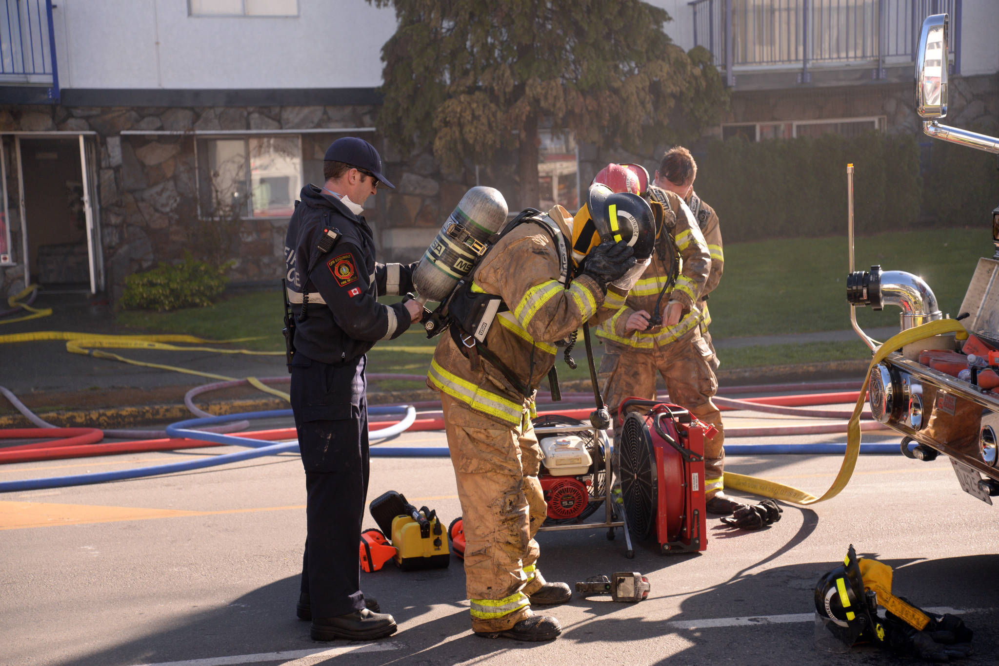 16301151_web1_190407-VNE-Esquimalt-Fire4