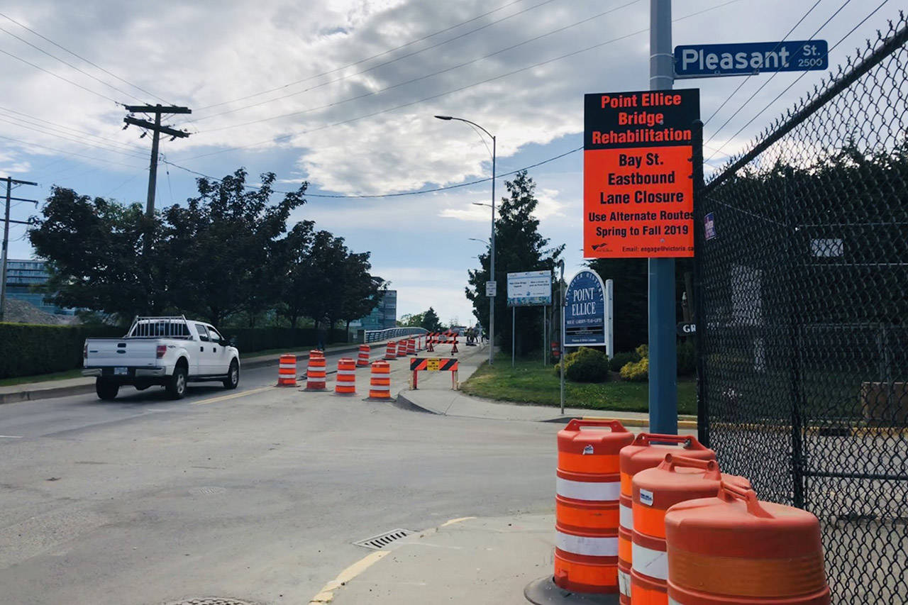 'Supply chain challenges' delay Victoria bridge work, lane closure