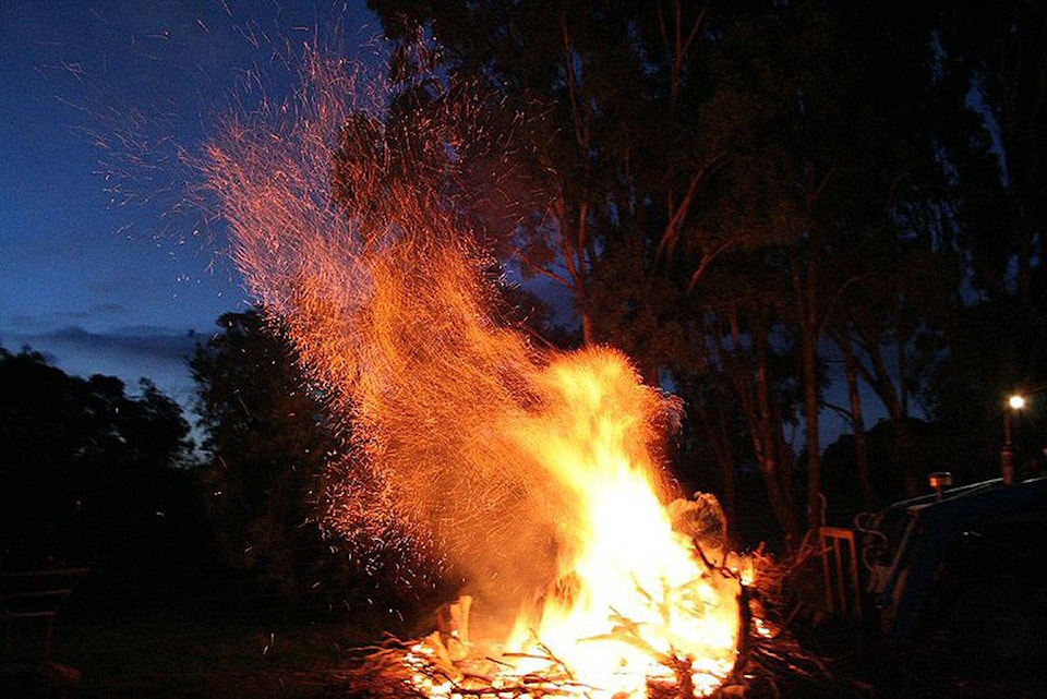 18883423_web1_191009-SNE-HALLOWEEN-BONFIRE-FLARE_1