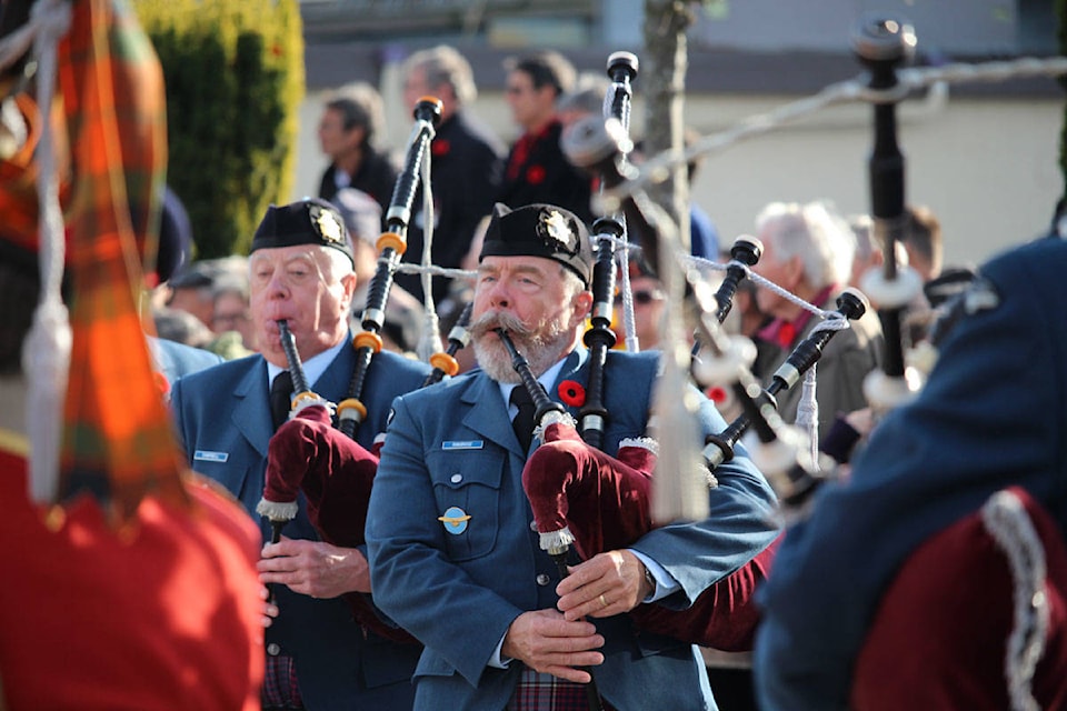 Hundreds lined the streets of Sidney and gathered at the Town’s Municipal Hall on Remembrance Day to pay their respects to veterans of the Canadian Armed Forces. (Shalu Mehta/News Staff)