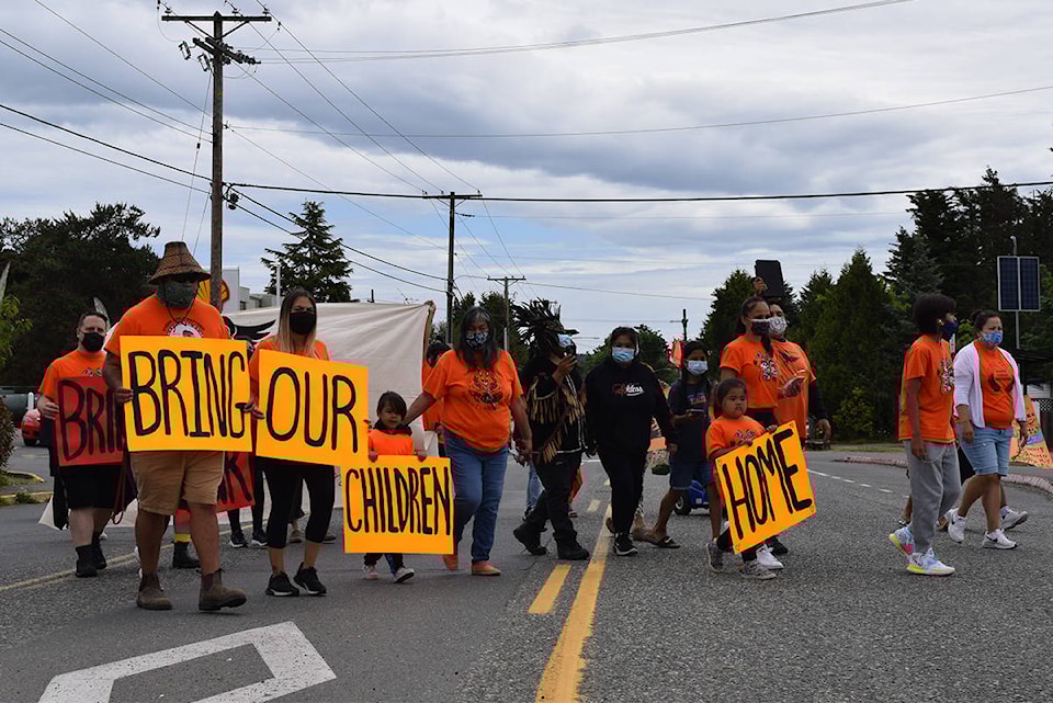 25395537_web1_210604-PNR-TsawoutDemonstration-Photos_1