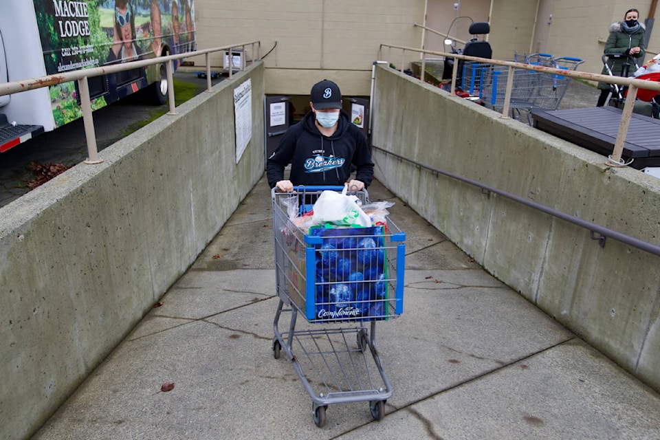 27572589_web1_211218-GNG-baseball-foodbank-standalone-pics_2