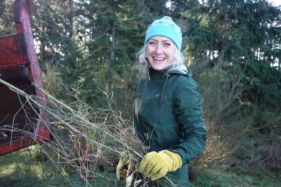 28510220_web1_220318-SNE-vic-green-team-sand-dune-invasive_1