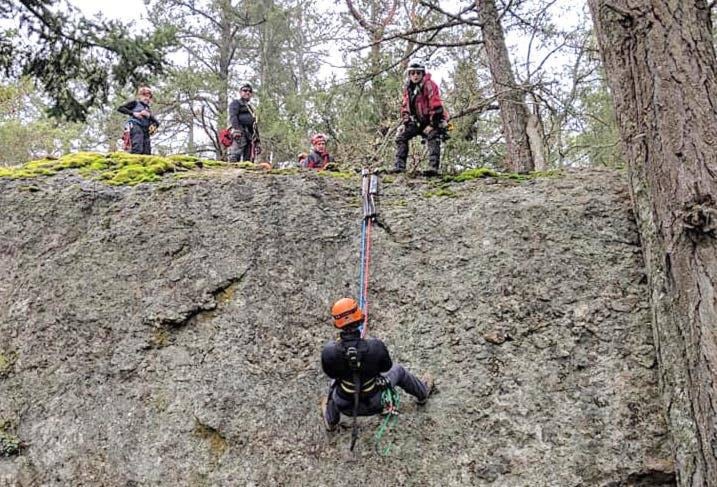 32613157_web1_230504-CCI-SAR-kids-cliff-rope_1