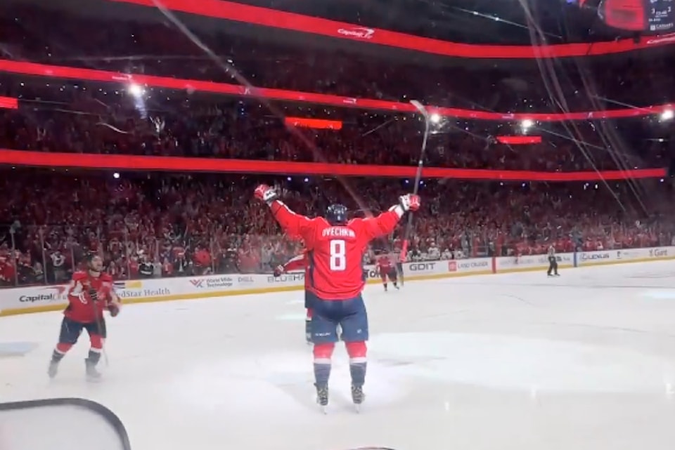 Ovechkin scores No. 894, ties Gretzky