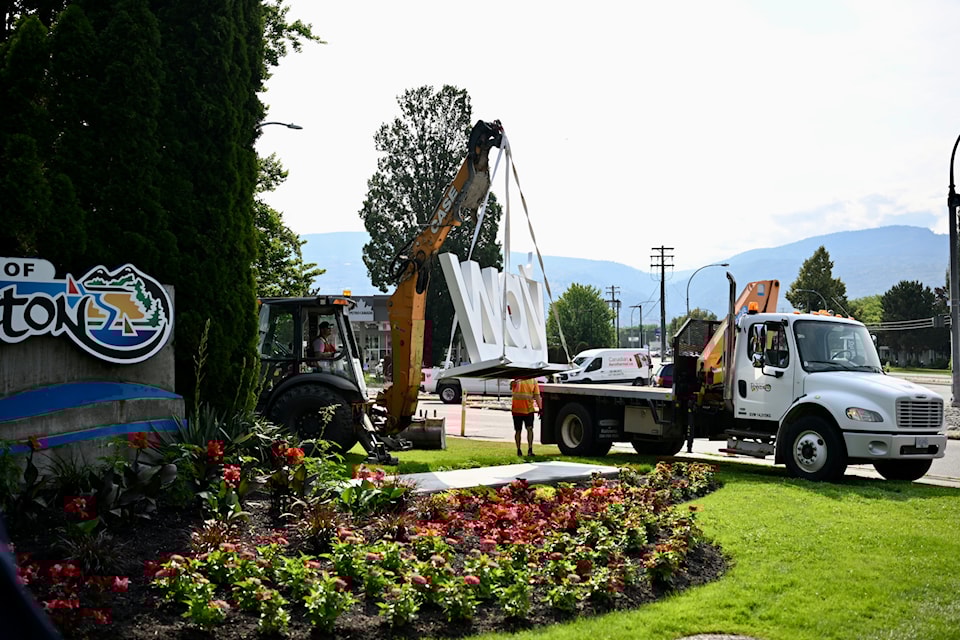 City of Penticton workers unload the new waý statue that will greet people as they enter the city on June 23.