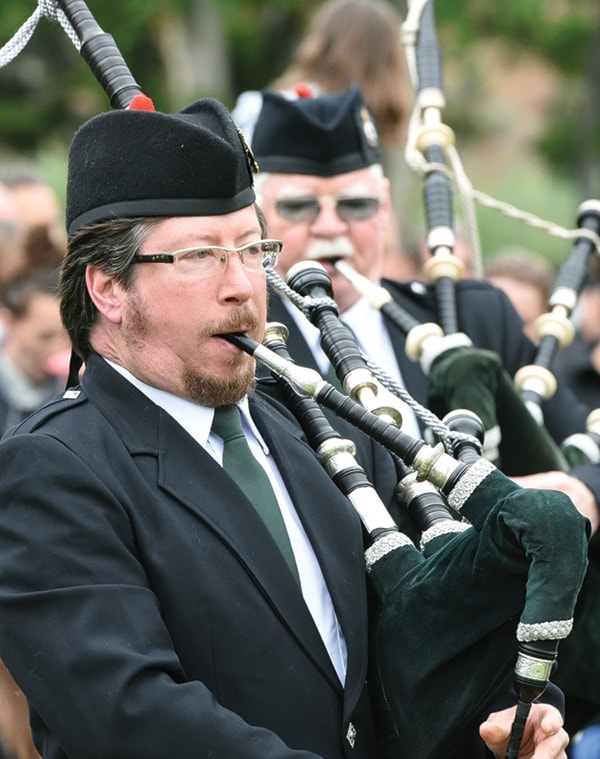 14873penticton0601bagpiper4