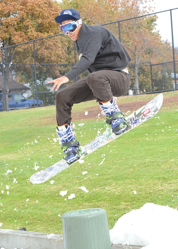 42032penticton1102snowboarder