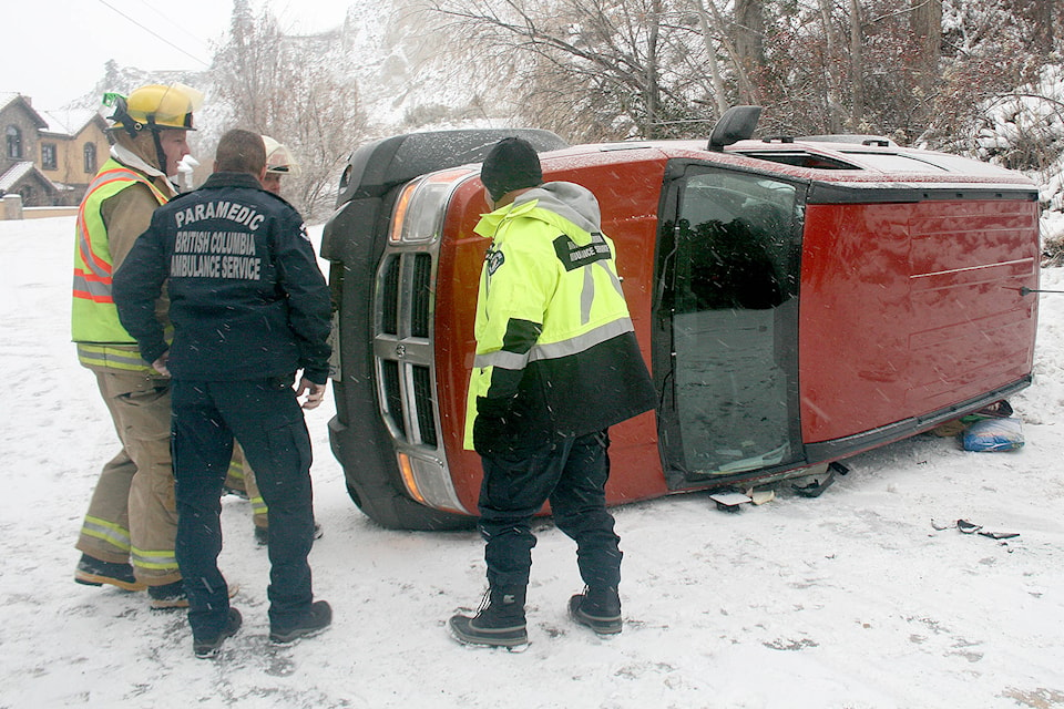 9973361_web1_180104-SUM-photo-accident-lakeshore_2