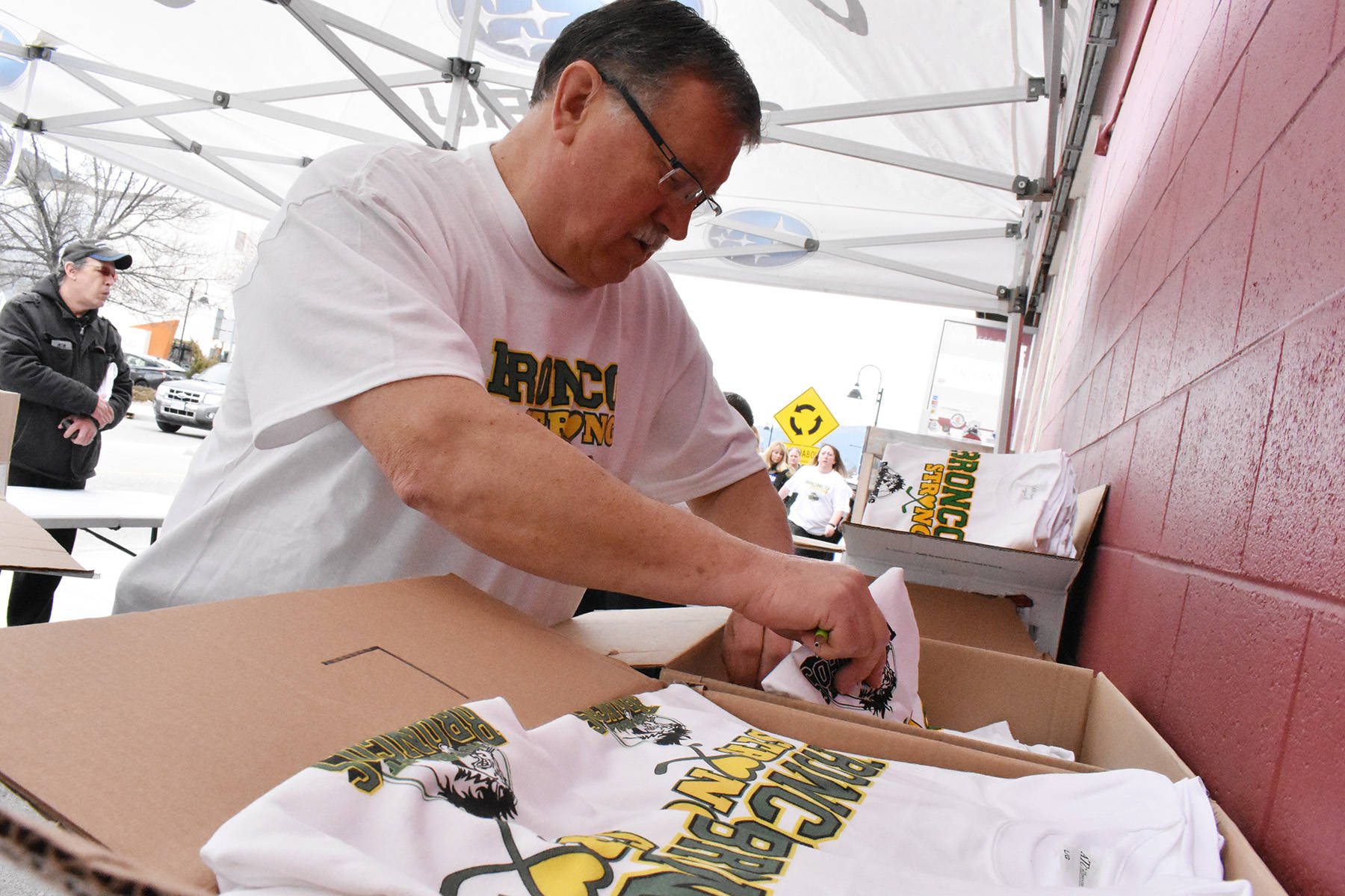 11430262_web1_180414-PWN-broncosales_5