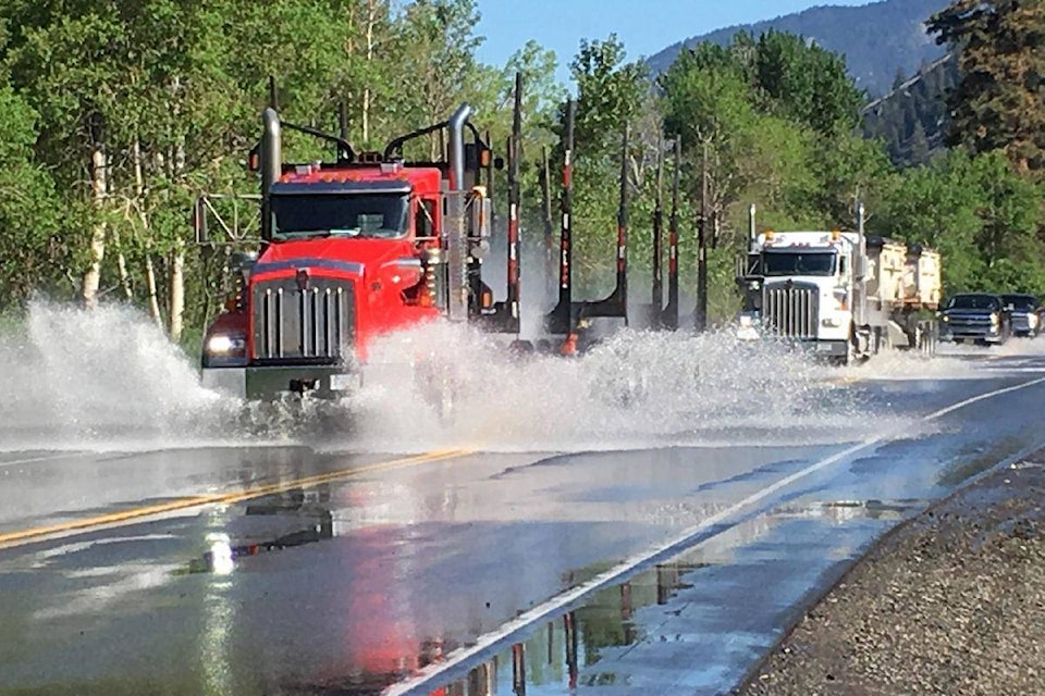 11876484_web1_11873927_web1_180510-KER-flooding_3-1200x800