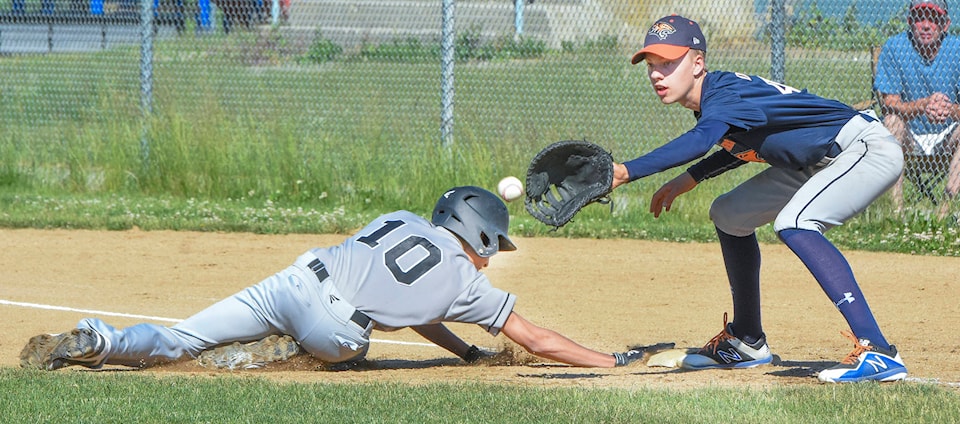 12100661_web1_180530-PWN-baseball-01