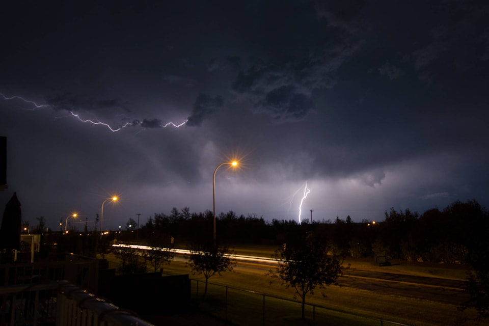 12344311_web1_20160831-Thunderstorm-RW-0235