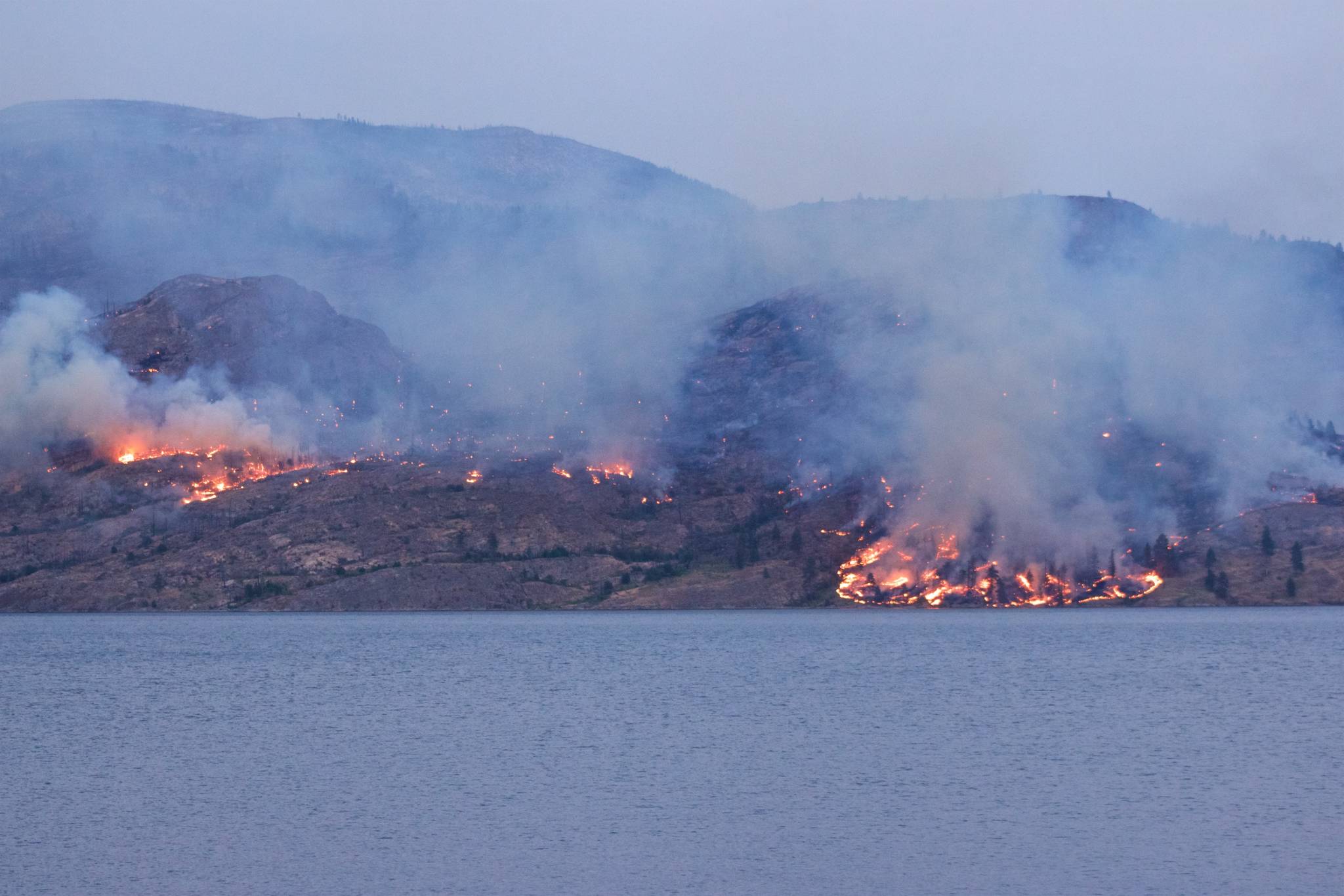 13014243_web1_Fire-across-from-Peachland-23