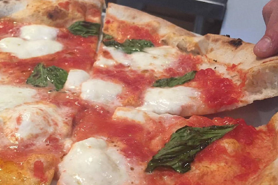 16199428_web1_190329-KCn-Pizza
