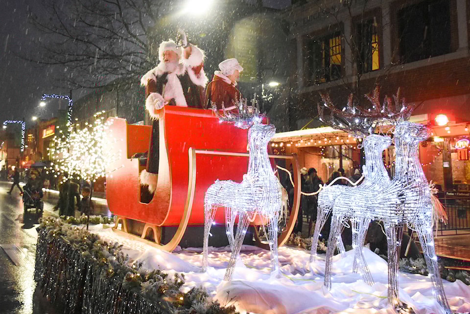 16331559_web1_171206-PWN-Santa-parade-14