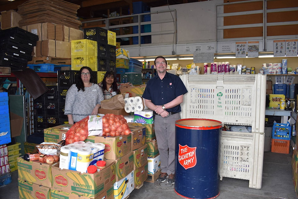 16356146_web1_190406-PWN-Valley-Food-Drive-05