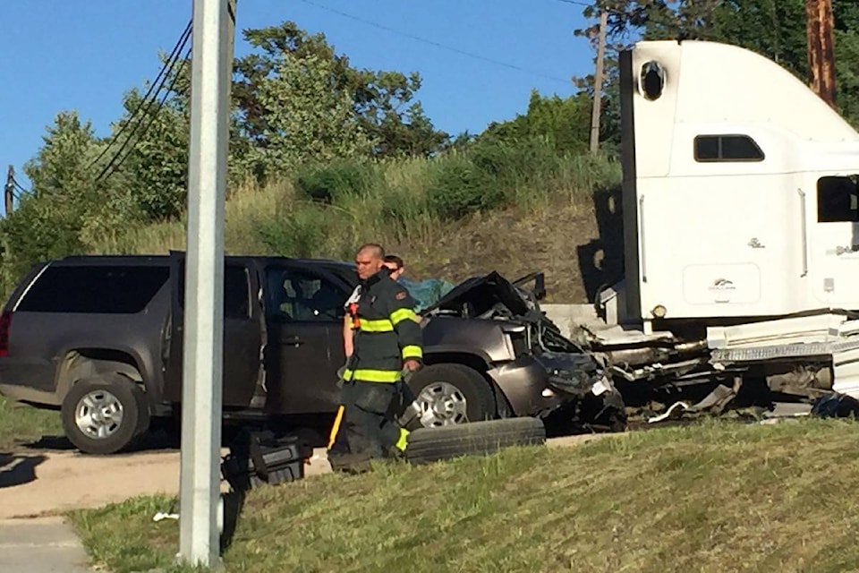 17129509_web1_190603-KCN-hwy33crash