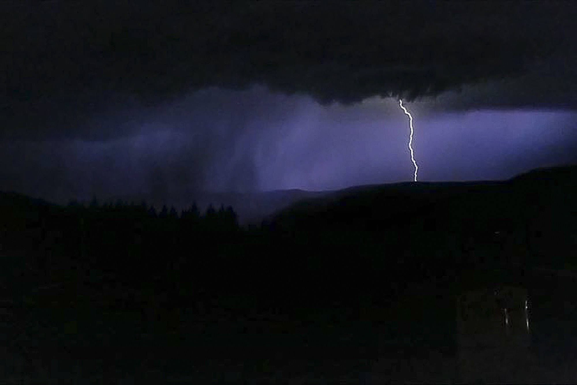 18433531_web1_190911-SAA-Shuswap-Lightning-storm-2