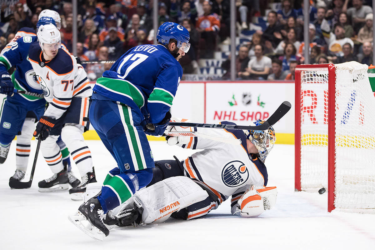Canucks score 2 goals late, top Panthers 5-3 to snap a 2-game