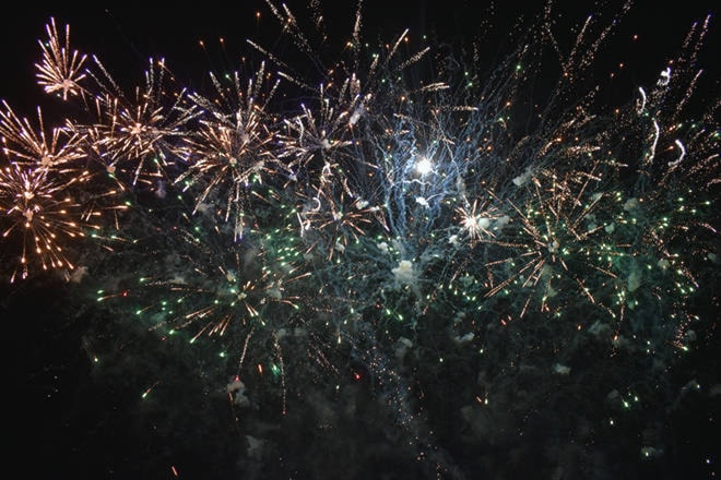 Fireworks off the Okanagan Lake Beach celebrated the new year and new decade. (Brennan Phillips - Western News)