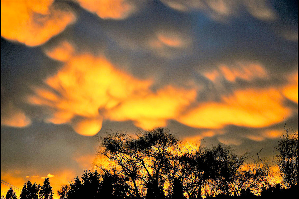 A kaleidescope of colours was captured over Lake Country Sunday, Feb. 28. (Wendey Innes-Shaw photo)