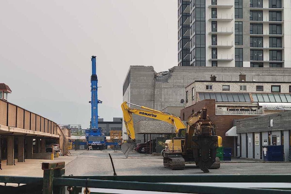 25882422_web1_210722-KCN-Crane-Taken-Down_1